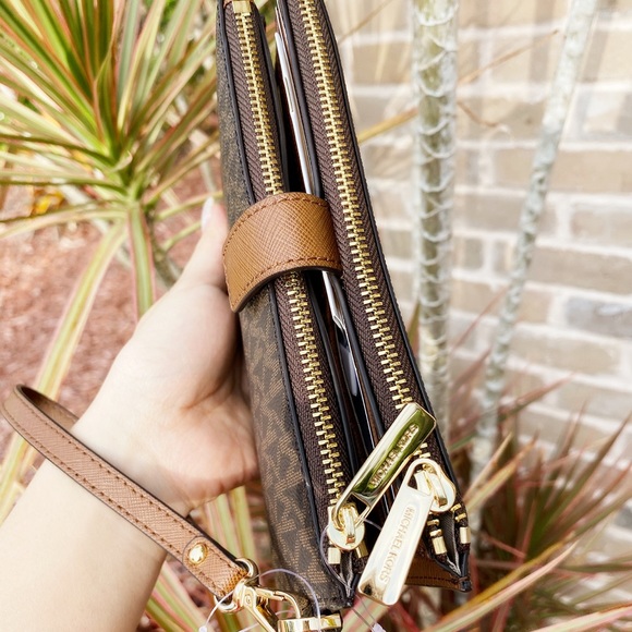 Gaby’sBags💕NWT Michael Kors Wristlet - Picture 5 of 8